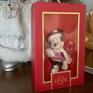 Disney Minnie Mouse Winter Ornament. NEW IN BOX! Collectible!